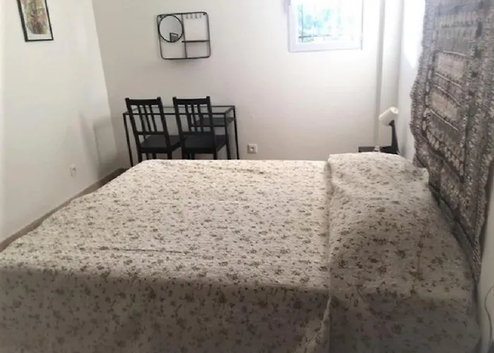 La Pinede Penchee 5km Des Plages *