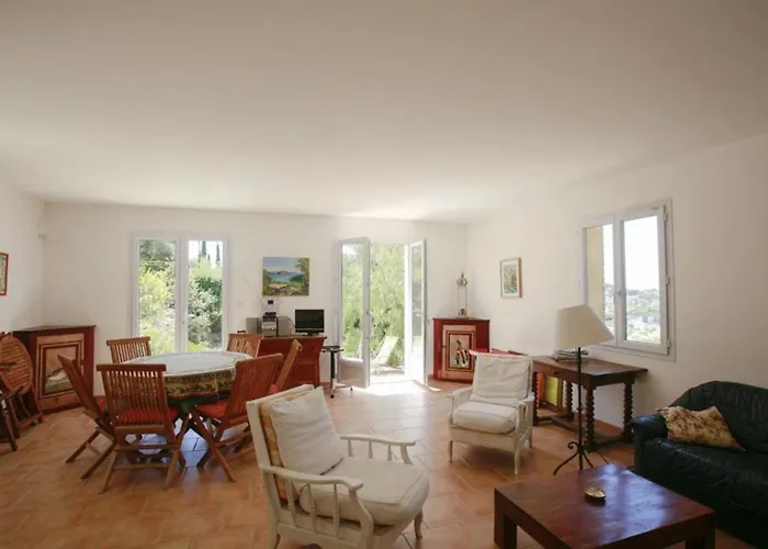 La Pinede Penchee 5km Des Plages